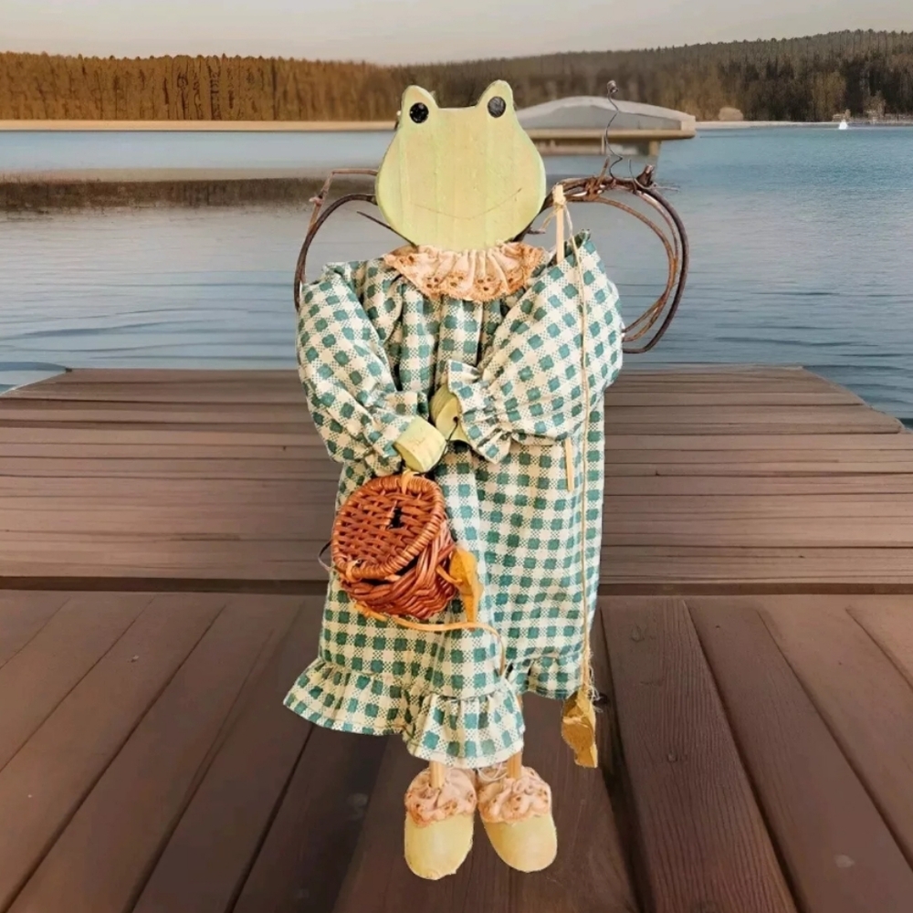 Adorable Wooden Frog Fairy Décor – Fishing with Basket & Rustic Charm